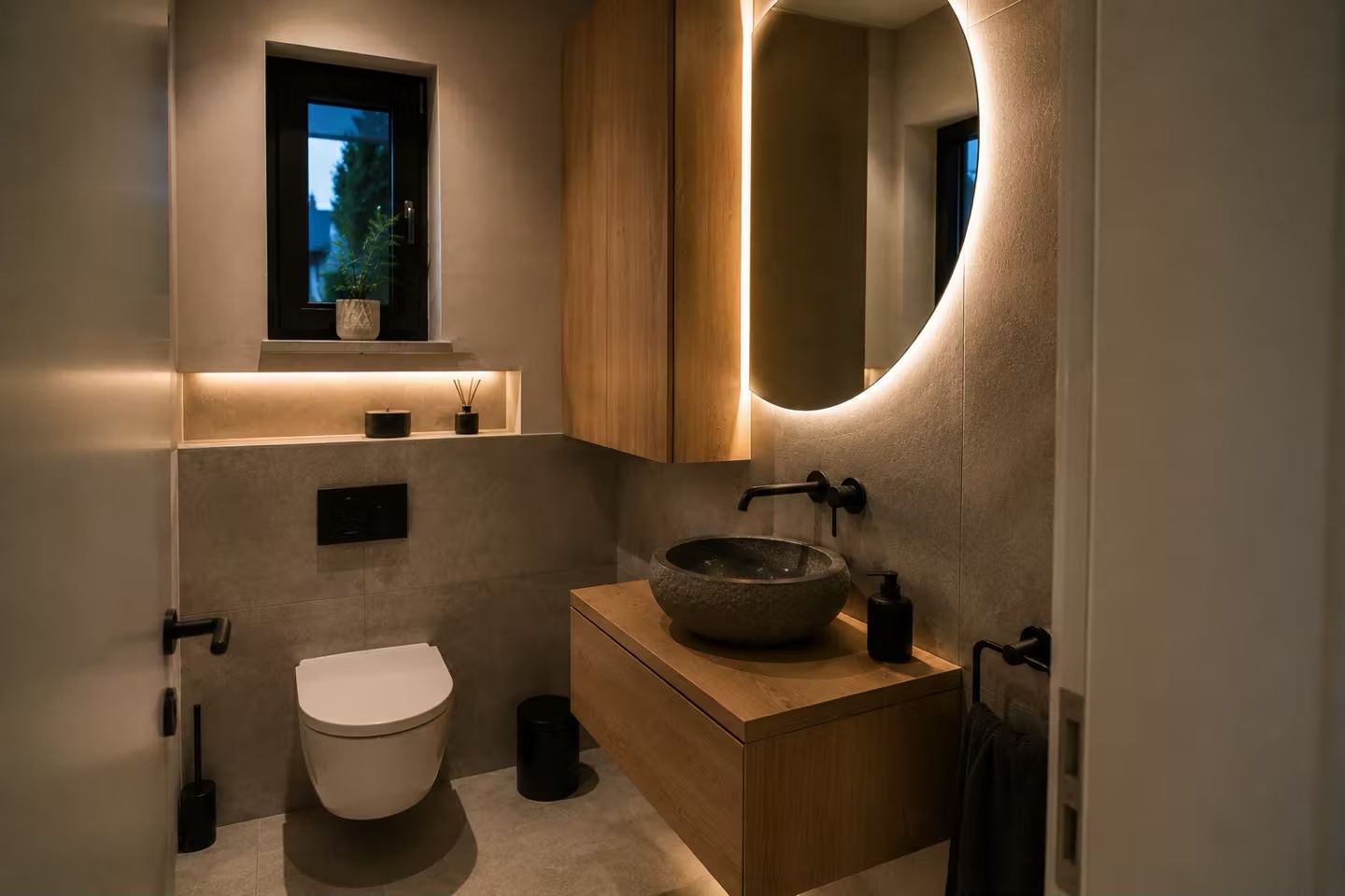 Gäste-WC mit hinterleuchtetem Spiegel und indirekter Beleuchtung